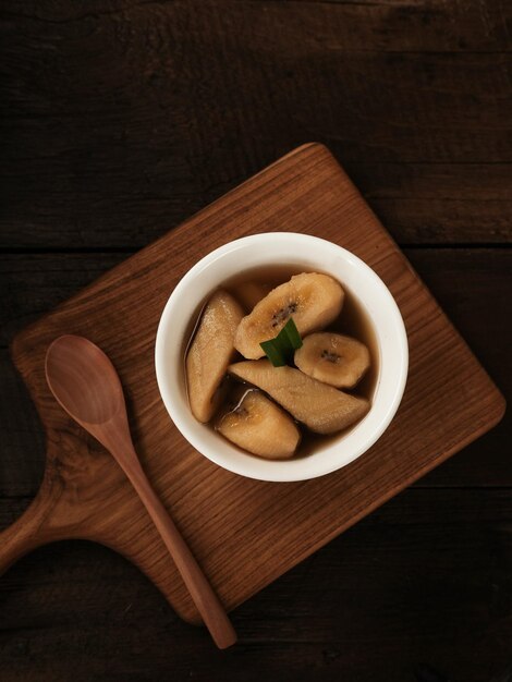 Setup pisangは、バナナのパームシュガーをシナモンパンダンの葉で煮た伝統的なデザートです。