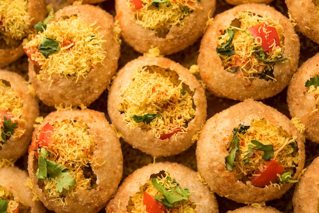 Photo sev puri - indian snack and a type of chaat. popular in mumbai pune from maharashtra. it's a roadside food also served as a starter in restaurants