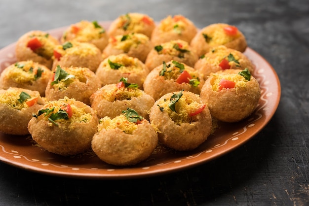 Photo sev puri - indian snack and a type of chaat. popular in mumbai pune from maharashtra. it's a roadside food also served as a starter in restaurants