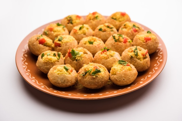 세브 푸리(Sev puri) - 인도식 스낵과 챠트(chaat)의 일종. Maharashtra에서 뭄바이 푸네에서 인기가 있습니다. 식당에서 스타터로도 제공되는 길가 음식입니다.