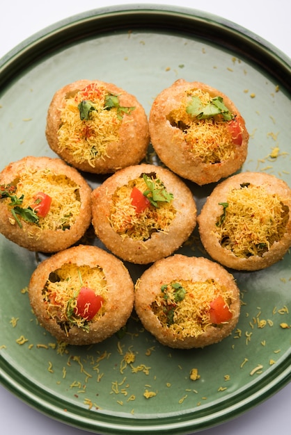 세브 푸리(Sev puri) - 인도식 스낵과 챠트(chaat)의 일종. Maharashtra에서 뭄바이 푸네에서 인기가 있습니다. 식당에서 스타터로도 제공되는 길가 음식입니다.