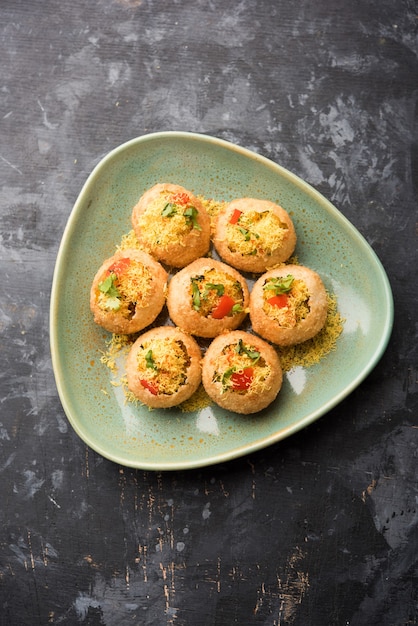 세브 푸리(Sev puri) - 인도식 스낵과 챠트(chaat)의 일종. Maharashtra에서 뭄바이 푸네에서 인기가 있습니다. 식당에서 스타터로도 제공되는 길가 음식입니다.