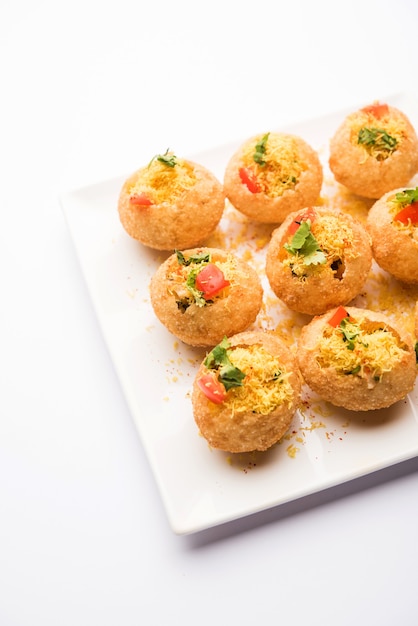Sev puri - indiase snack en een soort chaat. populair in mumbai pune van maharashtra. het is een bermvoedsel dat ook als voorgerecht wordt geserveerd in restaurants