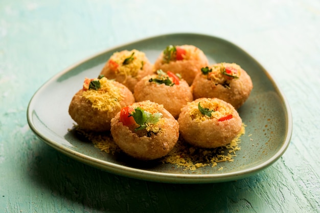 Sev puri - Indiase snack en een soort chaat. Populair in Mumbai pune van Maharashtra. het is een bermvoedsel dat ook als voorgerecht wordt geserveerd in restaurants