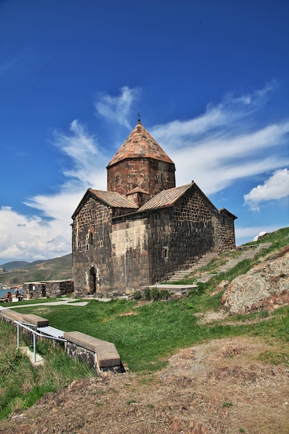 Foto sevanavankklooster op sevan-meer, armenië