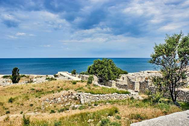 Photo sevastopol crimea museumreserve of tauric chersonesos view of the black sea and the ruins walls