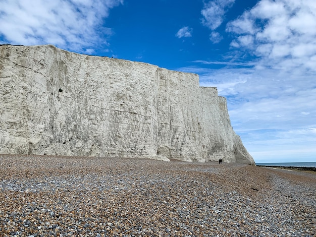 写真 セブン・シスターズ (seven sisters) はイングランドのイースト・サセックス (east sussex) のクライド・クリフ (chalk cliff) でイギリス海峡 (la manche) を沿って伸びている