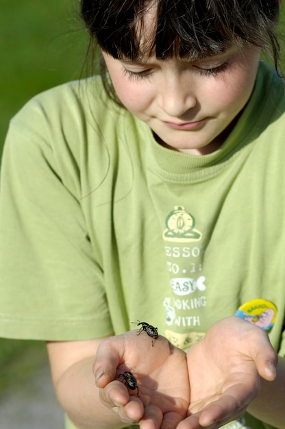 Foto sevenyearold ragazza con coleottero liparus glabrirostris alta baviera germania