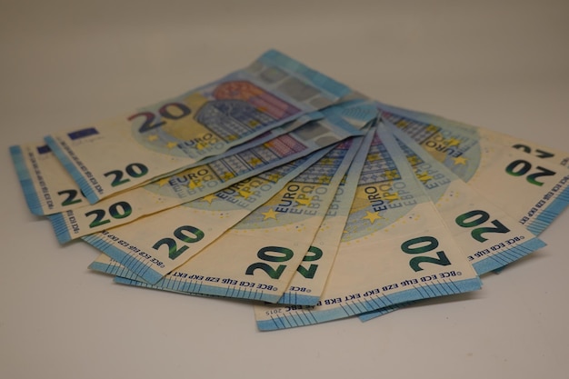 20ユーロ紙幣は白い背景に半円を形成しています