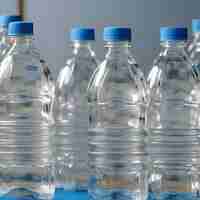 Photo several bottles of water are lined up on a table