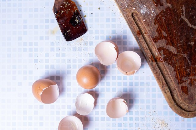 Foto diversi gusci di uova marroni rotti e sporcizia