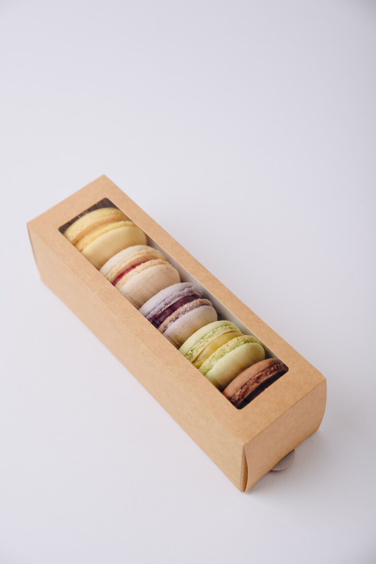 ボックス内のいくつかのカラフルなマカロンケーキ