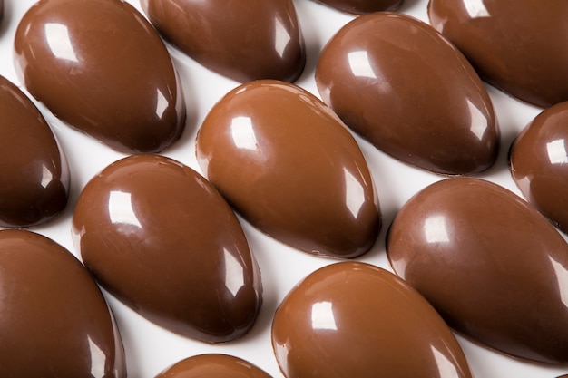 Foto diverse uova di pasqua nella fabbrica di cioccolato