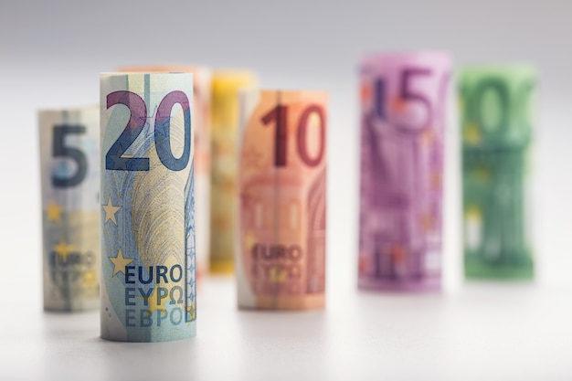 Diverse centinaia di banconote in euro impilate per valore concetto di denaro in euro rotoli di banconote in euro