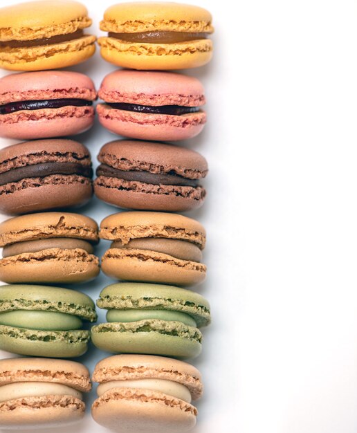 Diverse torte di macaron multicolori su una superficie bianca