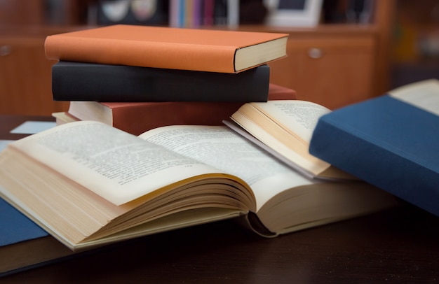 Foto diversi libri aperti e chiusi sul tavolo di legno