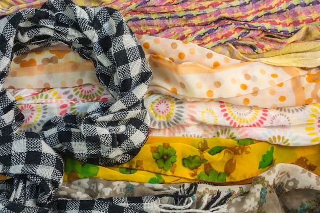 Фото Несколько узоров для шарфов и много цветов на столе, зимой требуется еще шарф