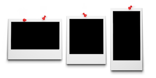 Несколько фотокадр разных размеров закреплены с помощью толкателя Пустая фотокадра для вашего дизайна 3D-рендера