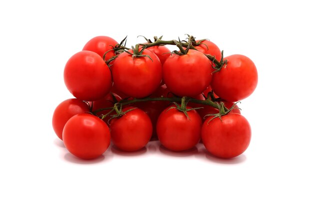 Diversi pomodori maturi rossi su sfondo chiaro. prodotto naturale. colore naturale. avvicinamento.