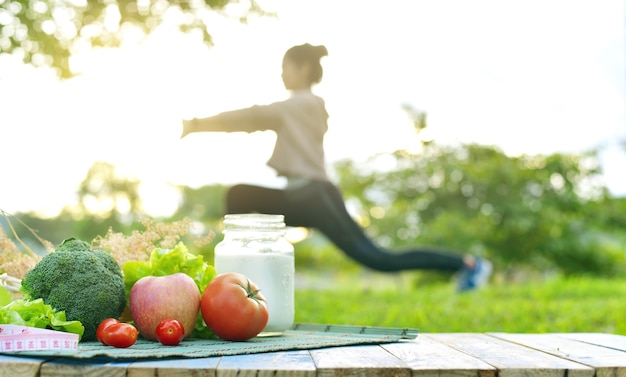 Foto diversi tipi di frutta e verdura cibo sano e stile di vita esercizio di yoga