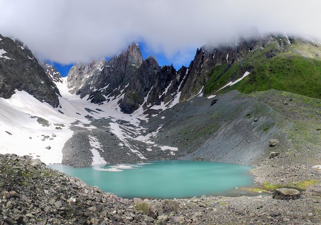 Foto bellissimo lago severo sotto una roccia tra le rocce. georgia