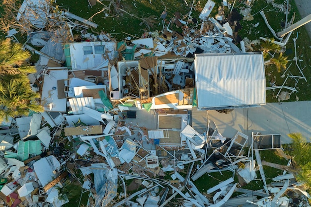 허리케인 이안으로 인해 심각한 피해를 입은 플로리다의 이동식 주택 주거 지역 자연 재해의 결과