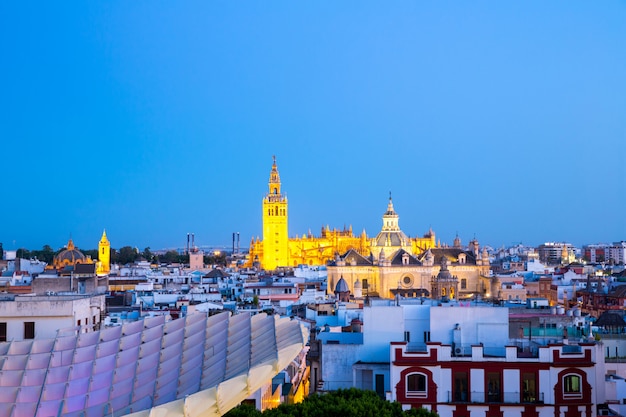 Photo seville cathedral at dusk spain