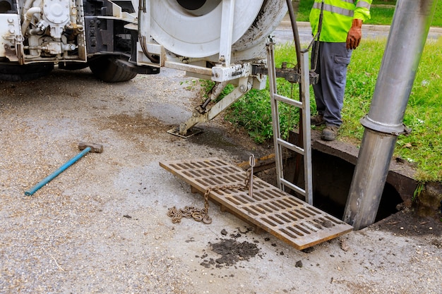 下水道産業用清掃トラックは、下水道管路機の詰まりを内側から清掃します。