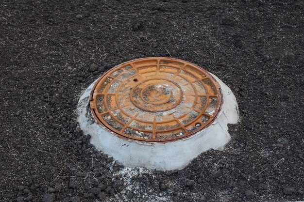 地面の下水道マンホール