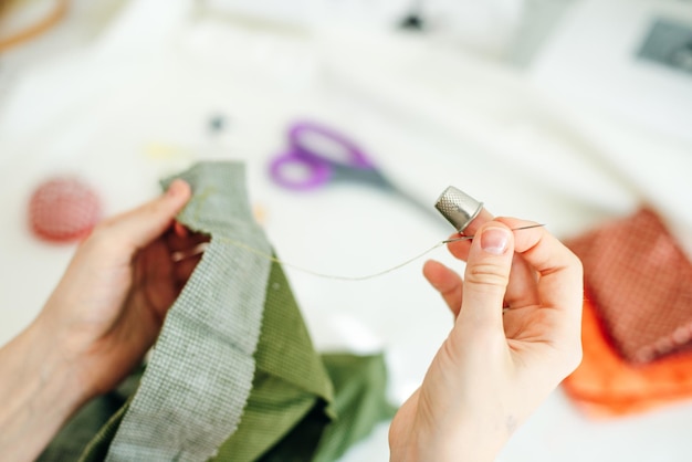 La fogna ricuci il buco nei pantaloni in studio