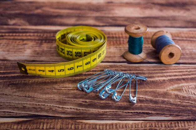 Accessori da cucito su tavolo di legno