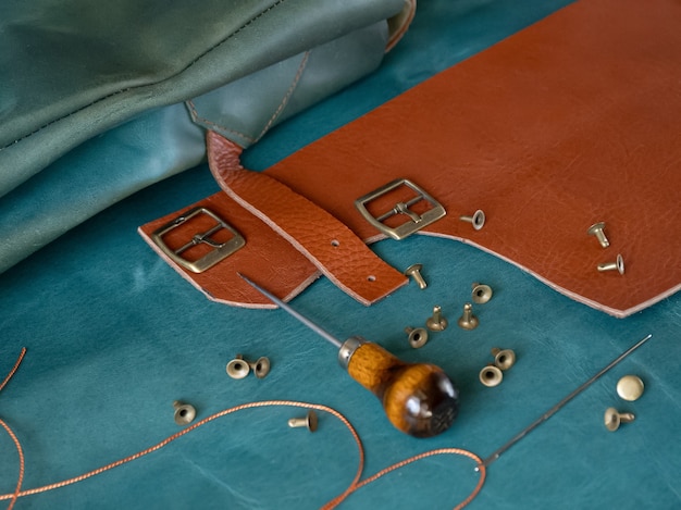 縫製バックパック、本革製バッグ。金具。穴あけ器。