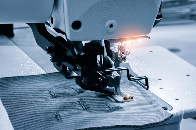 Швейное оборудование ткацкое оборудование на фоне промышленной концепции швейной фабрики