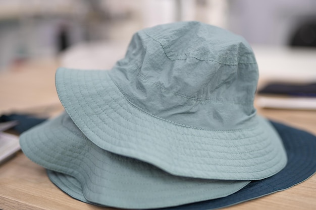 Foto cucire cappelli sulla testa in una fabbrica di cucito