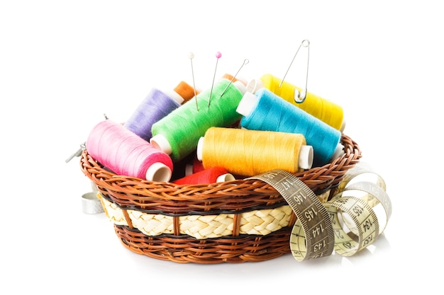 바구니에 바느질 항목: 흰색에 실, 핀, 미터 및 가위