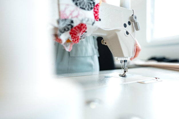 Фото Швейная машина на текстильной фабрике крупным планом