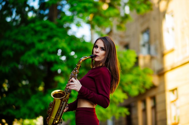 Sexy aantrekkelijke vrouw met saxofoon