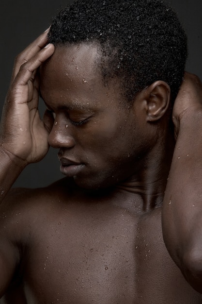 Sexy afro-amerikaanse man op zoek weg