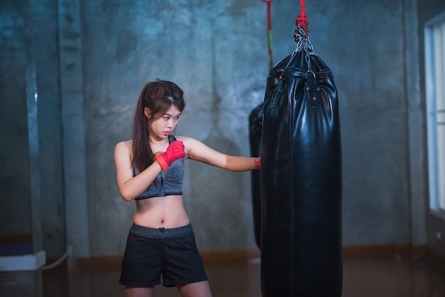 Sacco di boxe di perforazione della ragazza sexy dell'asia