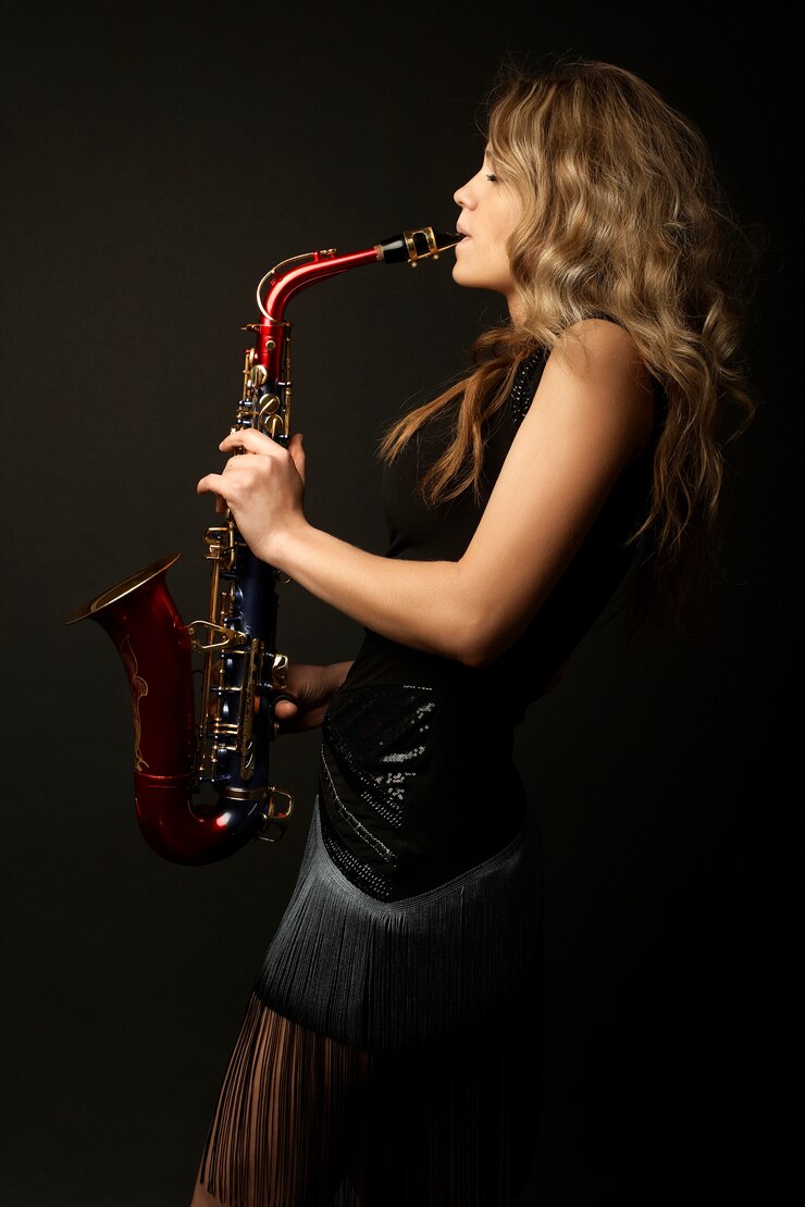 Photo sexy attractive blonde women model with saxophone