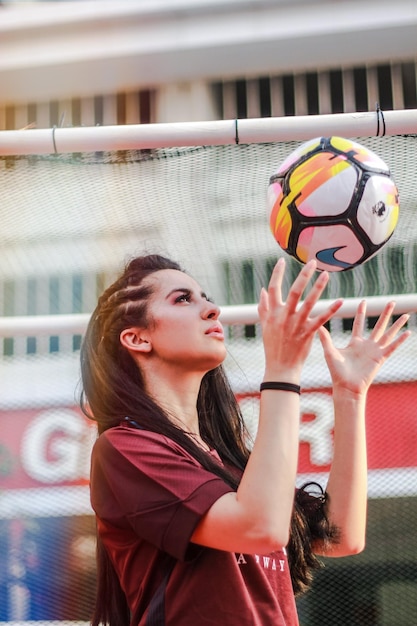 セクシーな美しい少女とサッカー スポーツの背景