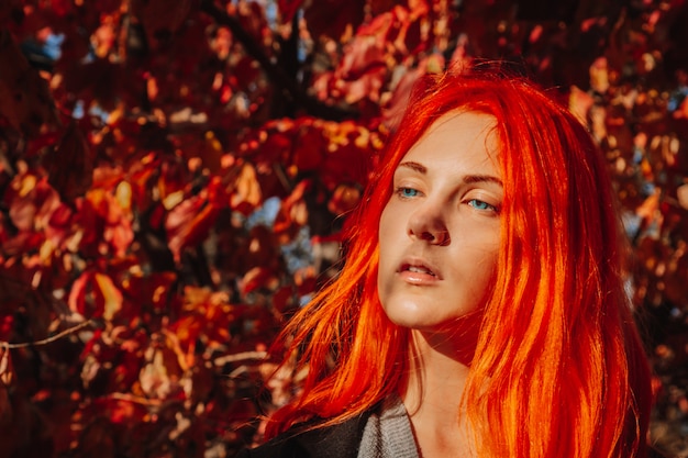 Foto ragazza sexy bella rossa con i capelli lunghi.