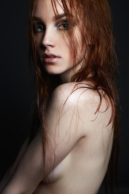 Сексуальная красивая молодая женщина с мокрыми волосами