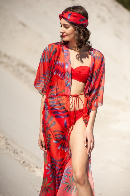 Sexy bikini vrouw ontspannen op strand pareo cover-up beachwear