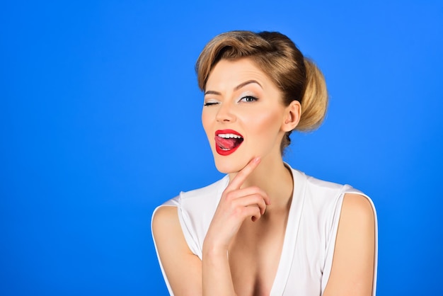 Sexy blonde meisje in elegante witte jurk aantrekkelijk mooi meisje in retro-stijl lachend meisje in het wit