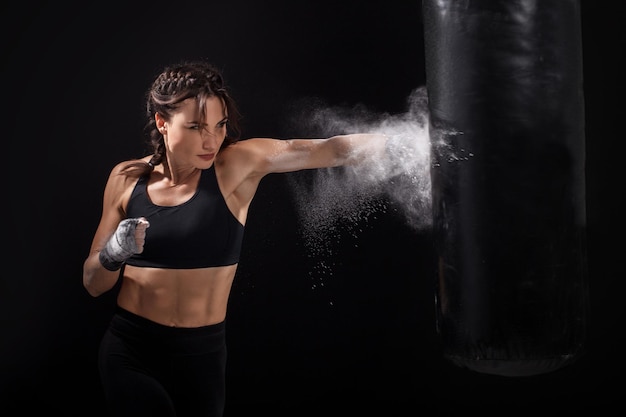 sexy brunette fitness en bokser