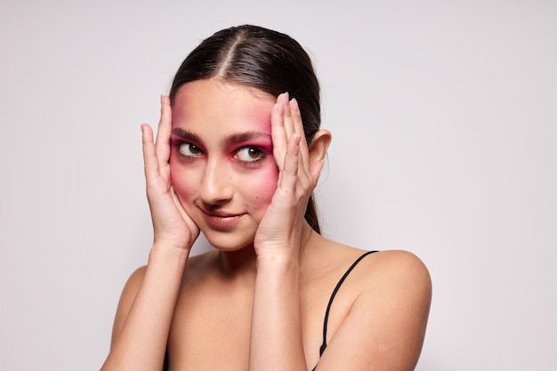 Sexy brunette vrouw lichte make-up poseren zwarte trui geïsoleerde achtergrond ongewijzigd