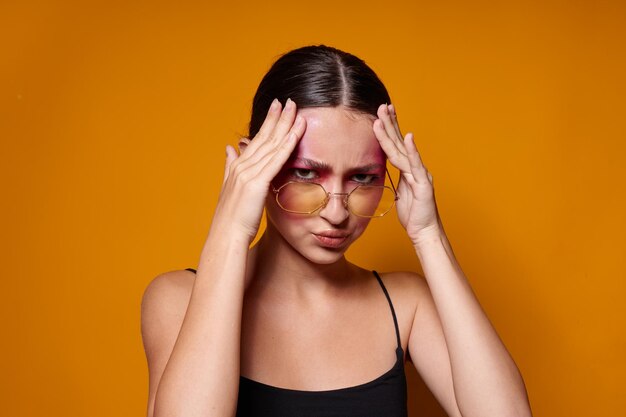 Sexy brunette vrouw met een telefoon in de hand lichte make-up poseren mode emoties geïsoleerde achtergrond ongewijzigd