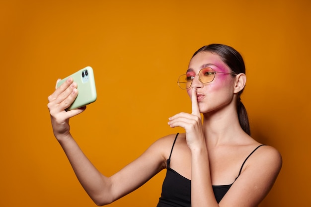 Sexy brunette vrouw roze gezicht make-up poseren aantrekkelijke look selfie geïsoleerde achtergrond ongewijzigd