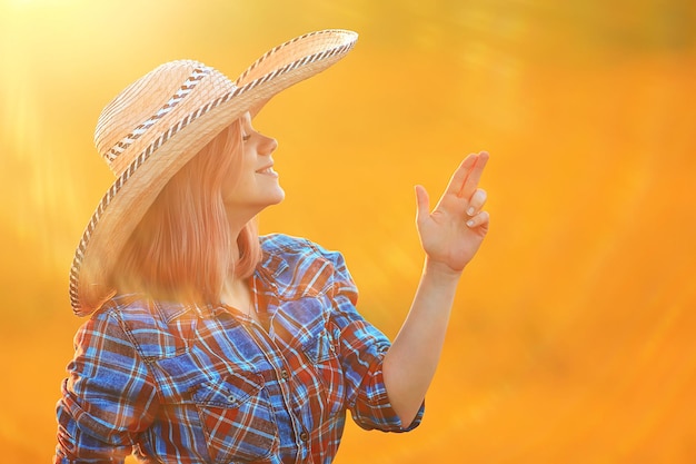 sexy cowboymeisje in hoed, landelijke stijl zomer amerikaans westen